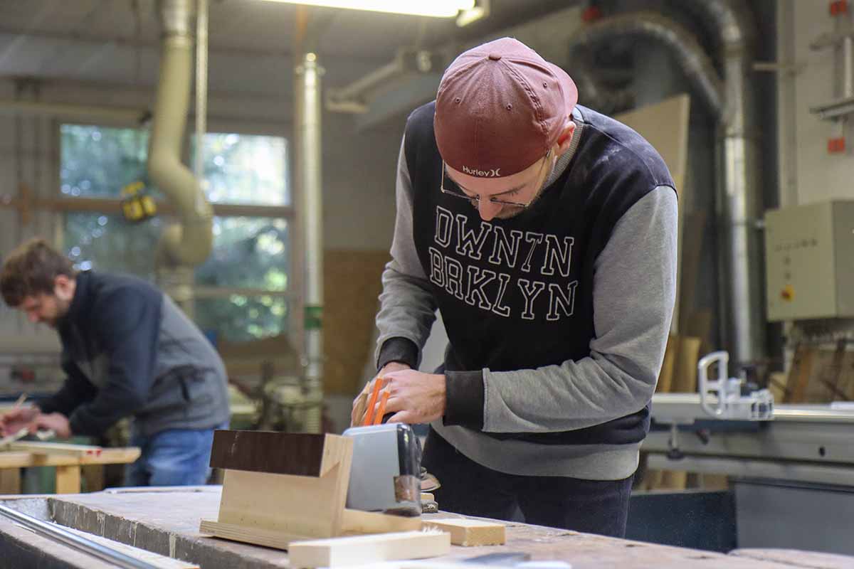 Domenic beim Schleifen