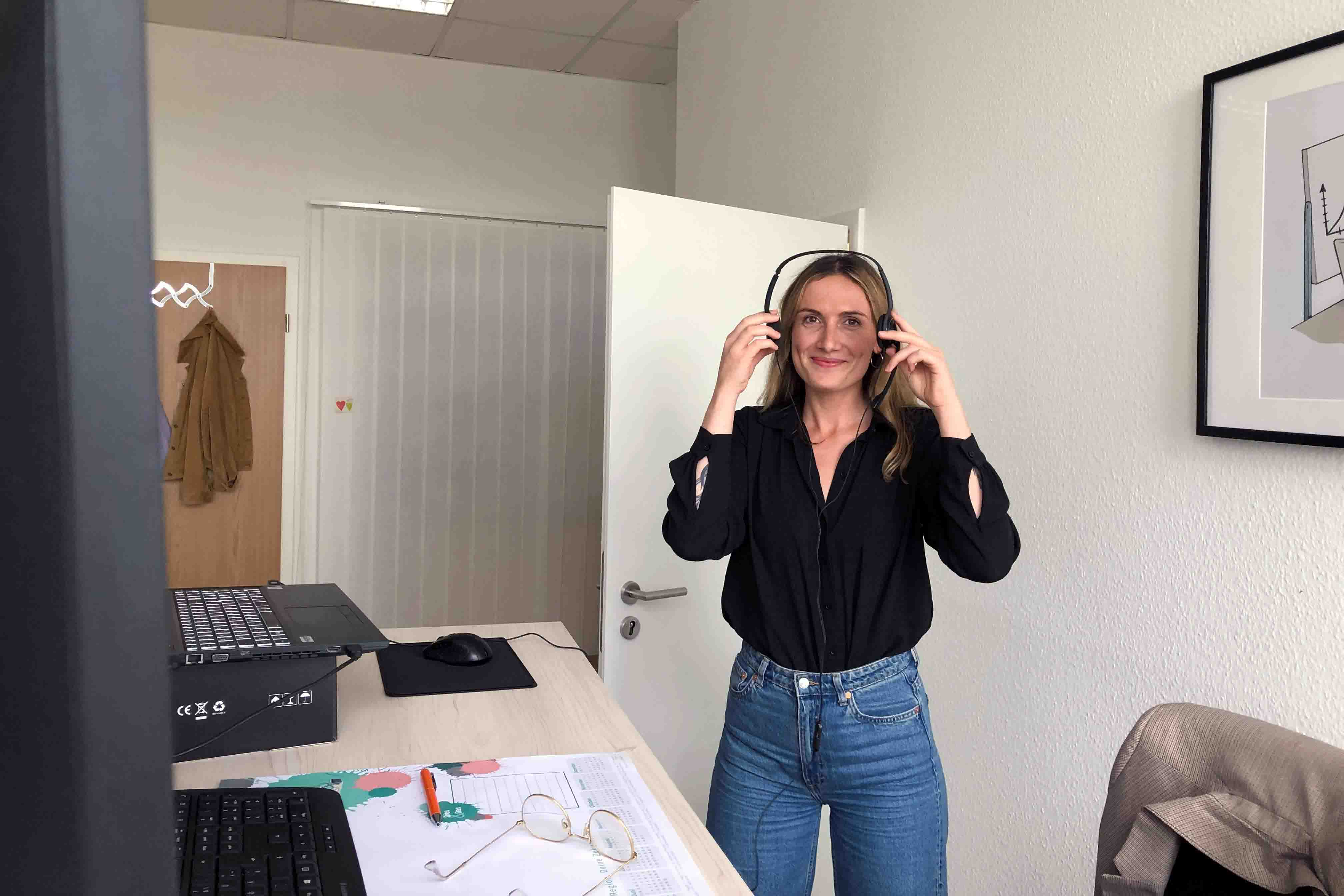 Rieke in der Vorbereitung zum Webinar